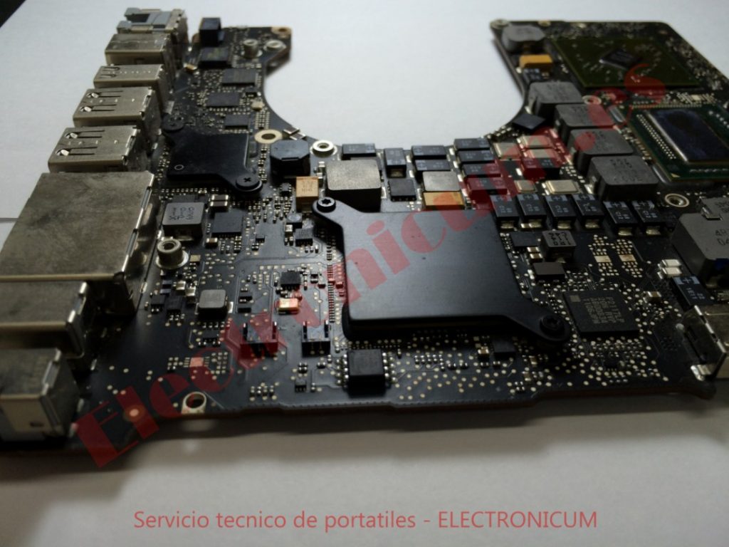 placa base mojada con agua